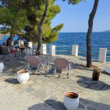 Seaside Hatzi بيت للعطل *